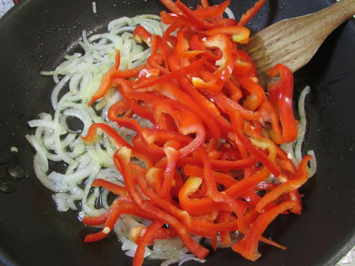 Открытый пирог с сыром и курицей