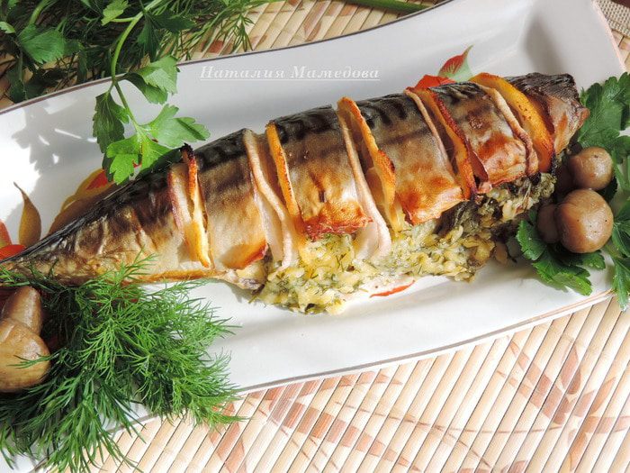 Скумбрия, запеченная с лимоном и сырной начинкой