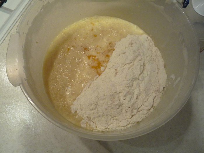 Шарлотка с яблоками и облепиховым йогуртом