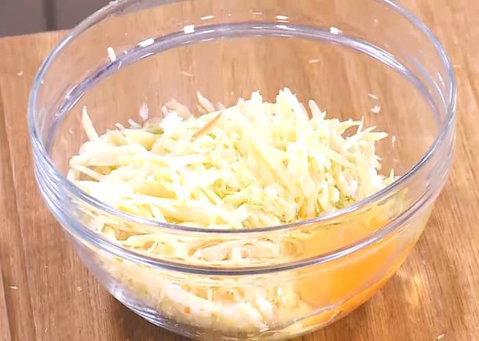 Капустные оладьи с морковью и луком-пореем 