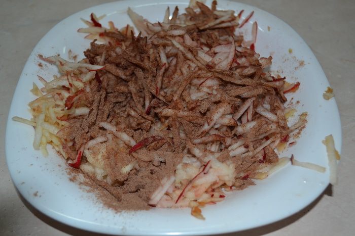 Яблочные маффины с халвой и корицей