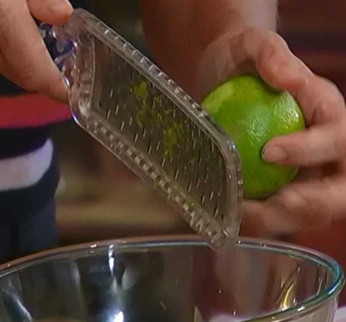 Салат из молодых овощей с соусом из петрушки 