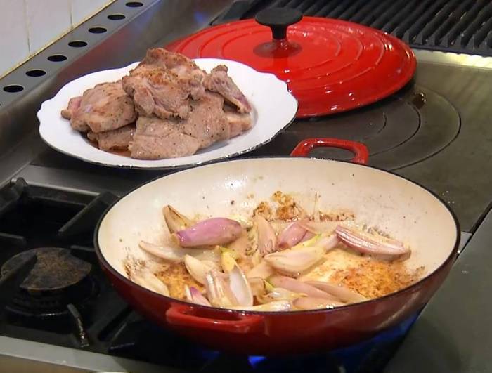 Свинина с яблоками, шалотом и тархуном