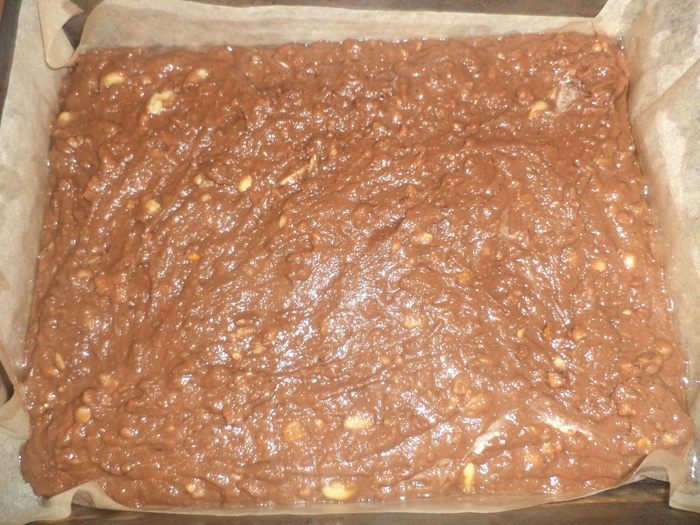 Арахисовый десерт с карамельным кремом и шоколадной глазурью (без выпечки)