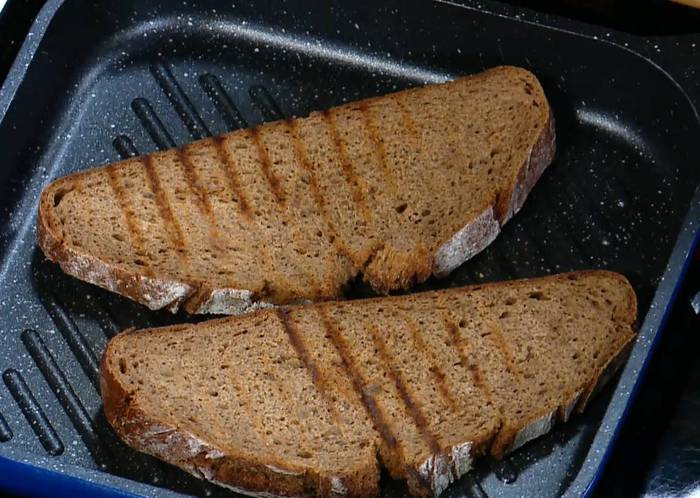 Бутерброд с ветчиной, квашеной капустой, яблоками и сыром 