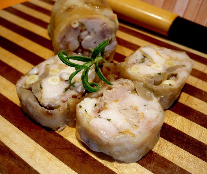 Куриные колбаски с шампиньонами и кедровыми орешками