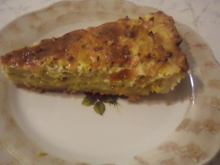 Луковый пирог с сыром и вином
