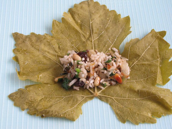 Долма с рисом, изюмом и кедровыми орешками