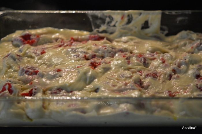 Кекс с малиной и маршмэллоу кремом