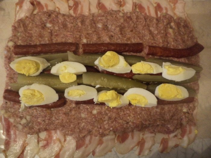 Хлебец из мясного фарша с начинкой из яиц и сосисок