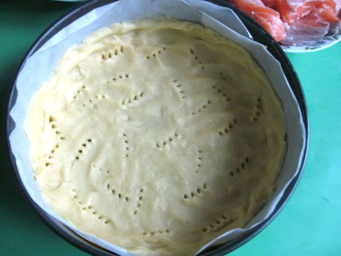 Пирог с лососем, рисом и песто