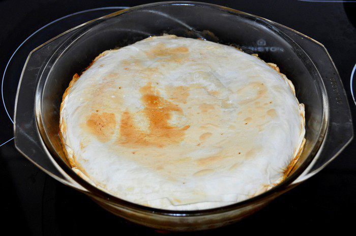 Пирог из теста фило с грушей, облепихой и карамельными яблочками