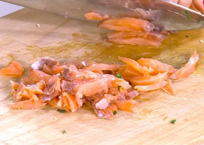 Яйца с семгой, запеченные в корзинках 