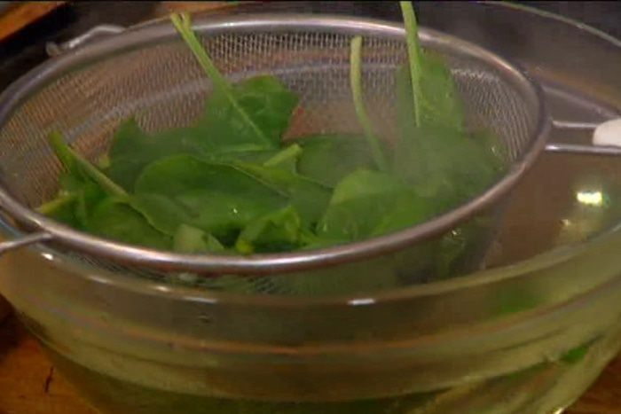 Киш с семгой и шпинатом