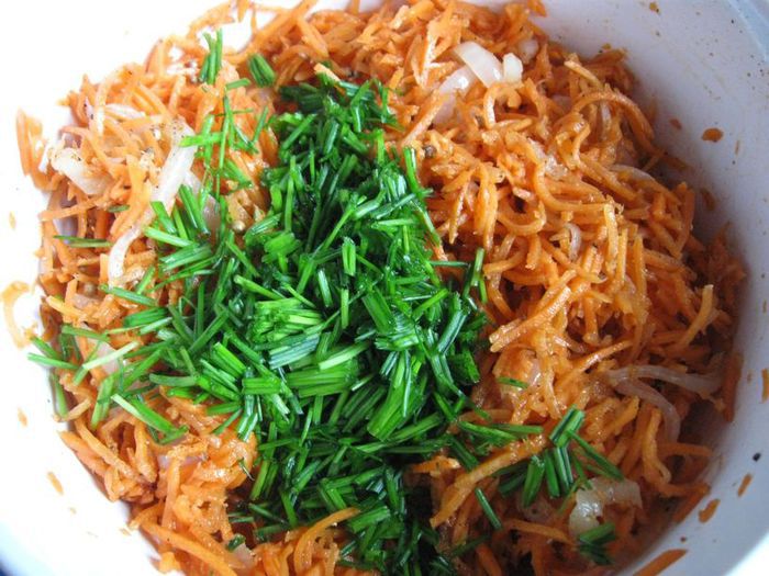 Салат из морковки по-корейски, орехов и зелени