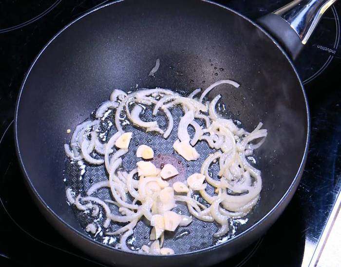 Пряный рис с яйцом и беконом 