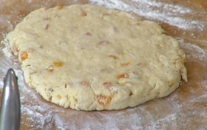 Булочки с курагой и имбирным вареньем