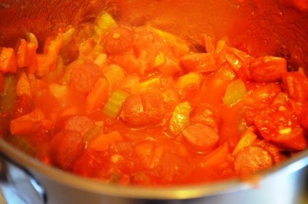 Согревающая чечевичная похлебка с копчеными сосисками 