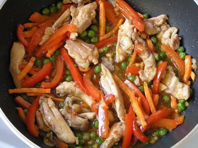 Соте из курицы с овощами и мятой