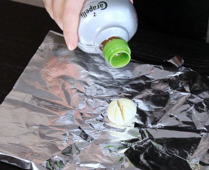 Пряное масло с травами и чесноком