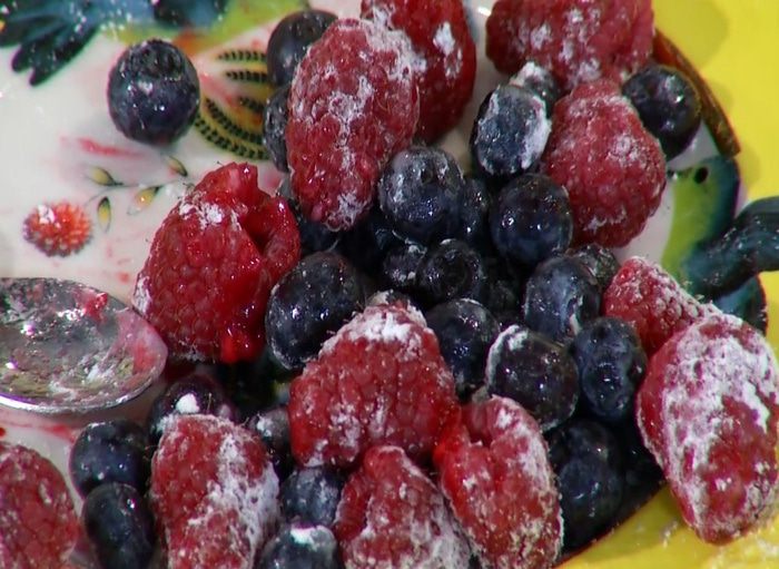 Омлет-суфле с ягодами и вареньем 