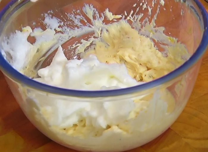 Лимонные сырники с соусом из маскарпоне 