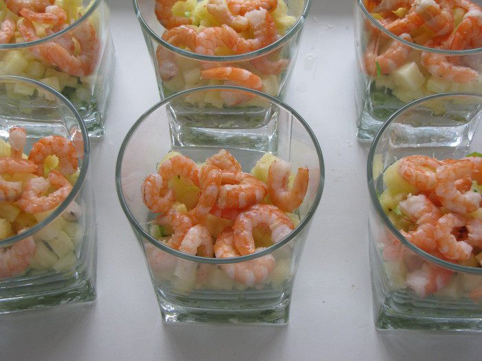 Салат-коктейль с креветками и ананасом