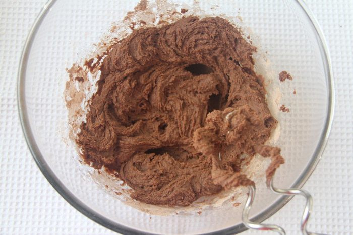 Шоколадное печенье с белыми и тёмными шоколадными каплями