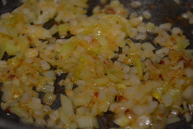 Черный рис с овощами и креветками