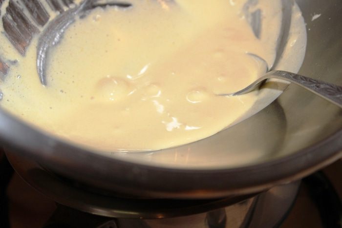 Шоколадно-ананасовый десерт с меренгами