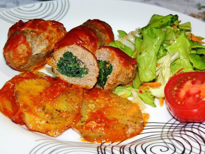 Котлеты с начинкой из шпината под томатным соусом