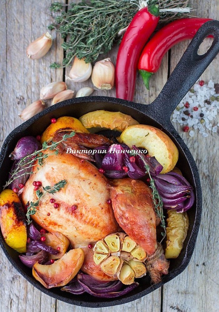 Запеченный цыпленок с красным луком, яблоками и лимоном