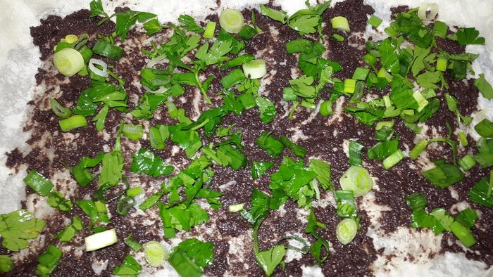 Лаваш, запеченный с оливковой пастой, томатным соусом, зеленью и кунжутом