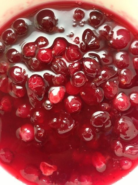 Манные котлеты под клюквенным соусом