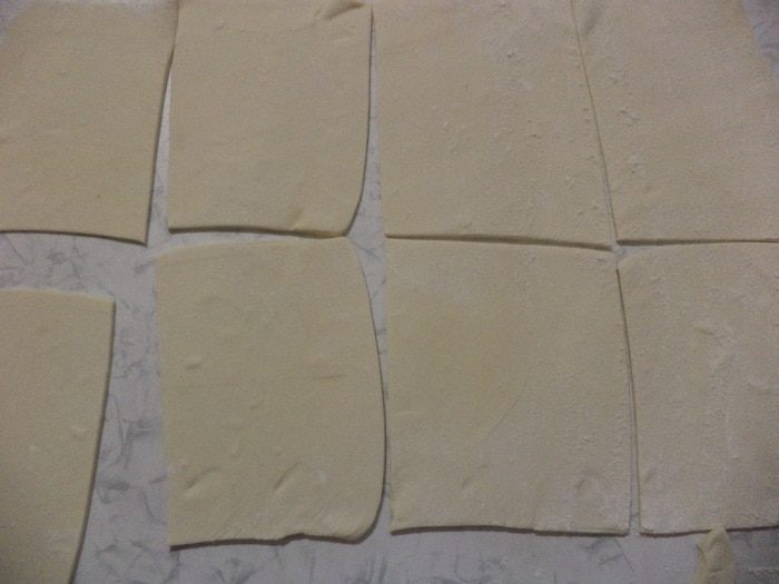 Конвертики из слоеного теста с начинкой из мясного фарша и феты