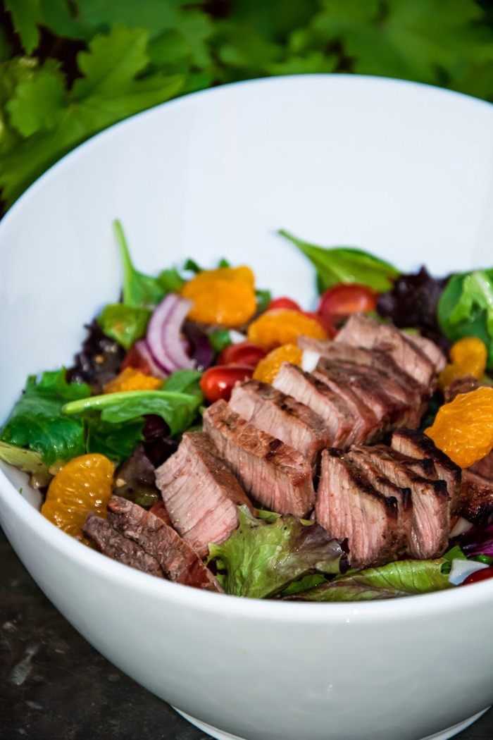 Теплый салат с мясом и мандаринами