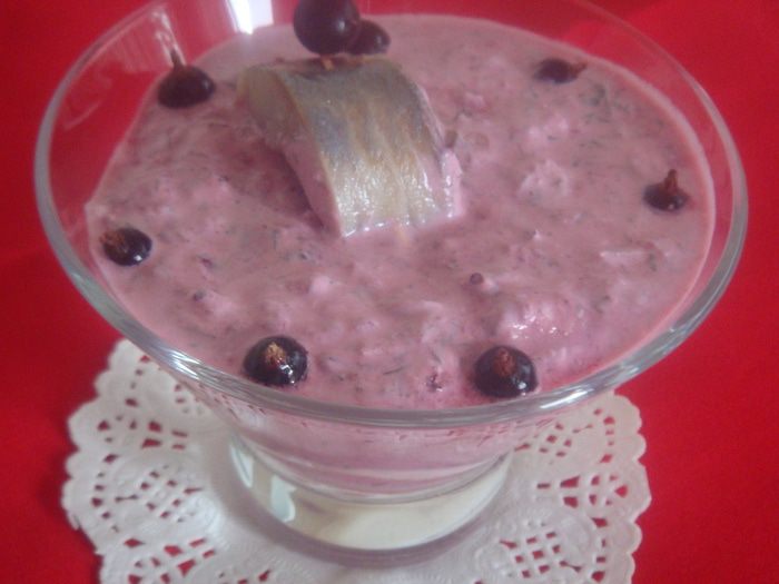 Сельдь с черной смородиной