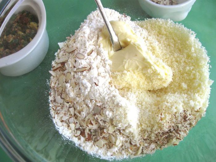 Сырное печенье с песто из помидоров, оливок и зелени