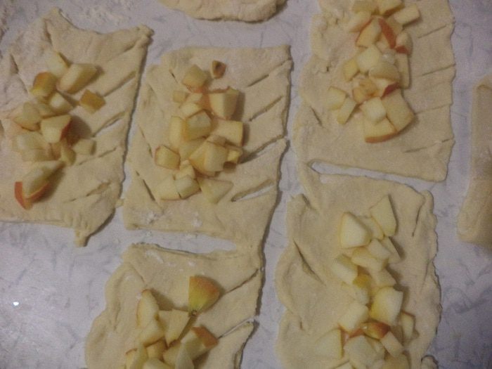 Булочки-косички с яблоками