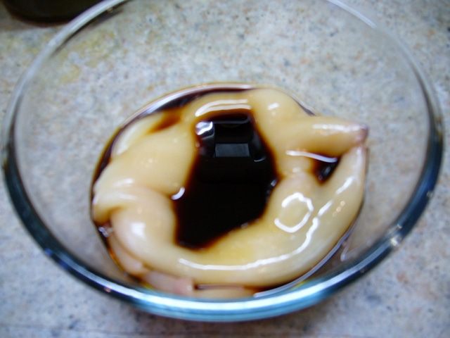 Картофельные мини-кугели с кальмарами и маринованным луком