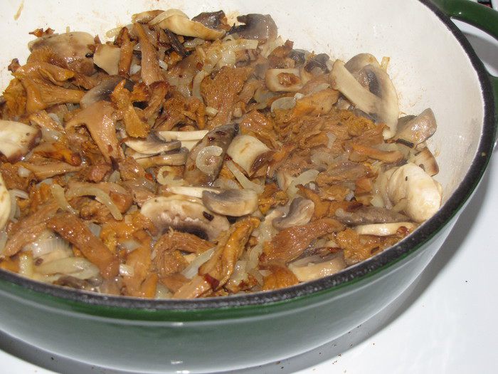 Спагетти с грибами под сметанно-маковым соусом