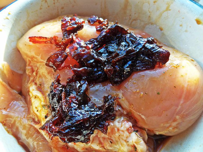 Курица под луковым конфитюром и морковкой
