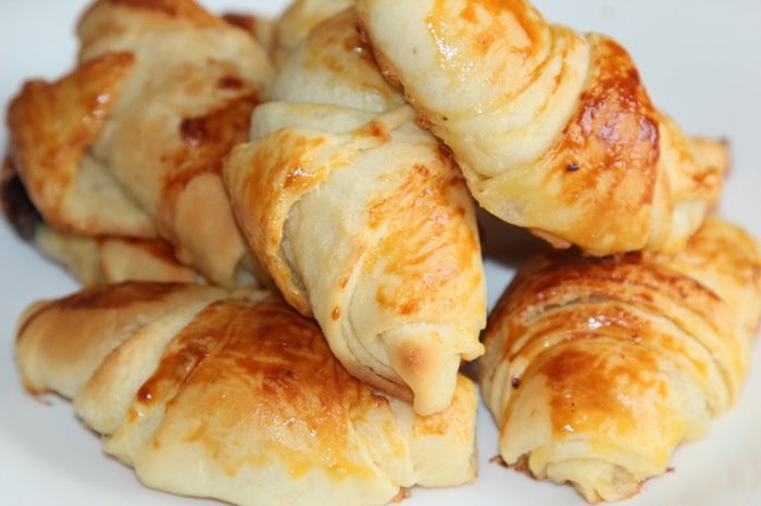 Круассаны с шоколадом (романтический завтрак)