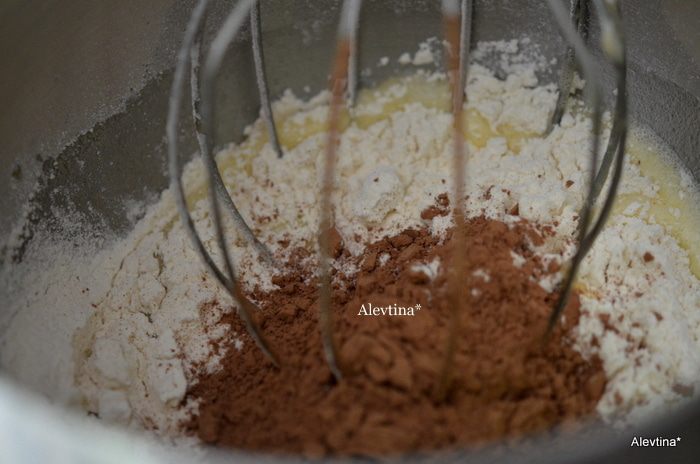 Рулет шоколадный с арахисовой пастой