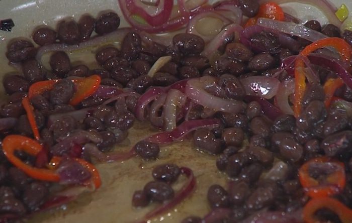 Кесадилья с фасолью и моцареллой 