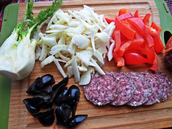 Гречневый салат с овощами и салями