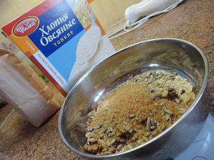 Крамбл яблочный с курагой и абрикосовым пюре