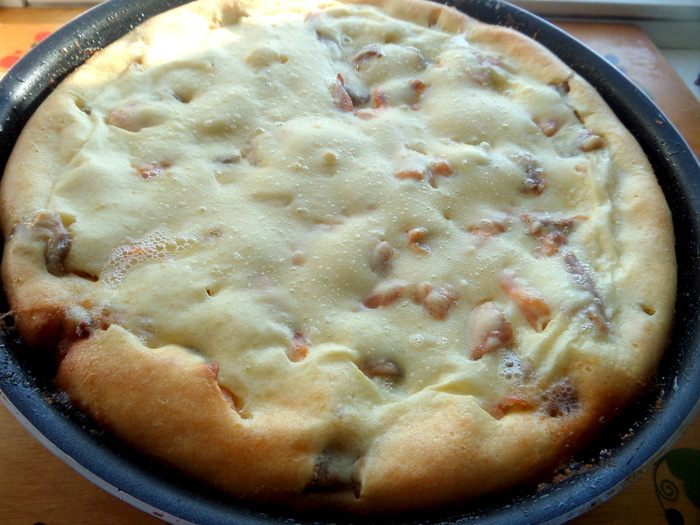 Золотистый заливной пирог с рыбой