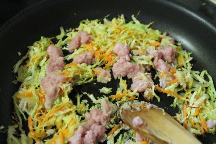 Запеченный карп с капустой и икрой