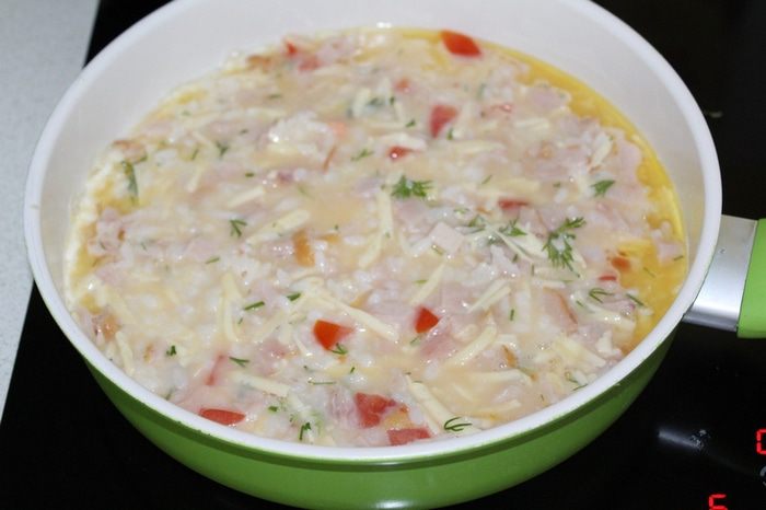 Фриттата с копченой куринной грудкой и рисом